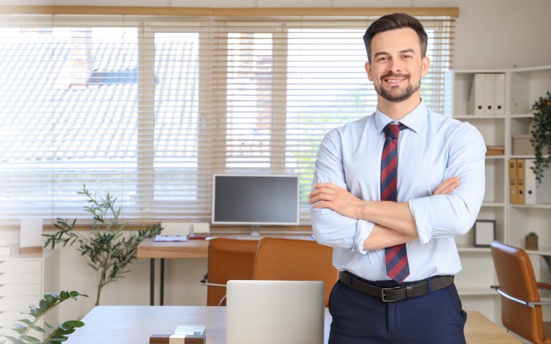 Se você trabalha na contabilidade, sabe o quanto saúde e estabilidade são essenciais no dia a dia. Ter um plano de saúde para contador pelo CNPJ evita imprevistos, reduz gastos e garante atendimento rápido quando você mais precisa. A boa notícia: existem opções acessíveis, com redes amplas e contratação facilitada. Quem pode contratar • Contadores com CNPJ ativo (MEI, EI, EIRELI, Ltda etc.) • Contadores sem CNPJ — via plano coletivo por adesão • Dependentes diretos (cônjuge, filhos, enteados e, em alguns casos, pais) Ranking dos Melhores Planos de Saúde para Contadores (2026) Ranking baseado em: • preços por faixa etária • rede credenciada • estrutura hospitalar • custo-benefício • qualidade da operadora 1º – SulAmérica Saúde Melhor opção para quem busca rede premium. Vantagens • Rede com BP, Oswaldo Cruz, H9J, Leforte, São Luis • Opções Enfermaria e Apartamento • Planos Direto, Clássico, Especial e Executivo • Cobertura nacional Preço médio (29–33 anos) • Direto Nacional Enf: R$ 622,34 • Clássico 100 Enf: R$ 801,06 • Especial 100 R1 Quarto: R$ 1.023,99 Indicado para Contadores que querem atendimento premium e hospitais de referência. 2º – NotreDame / Hapvida Ótimo custo-benefício com rede ampla. Vantagens • Rede forte: Sepaco, Santa Cruz, IBCC, Anália Franco • Bons valores em planos Smart 300 e 400 • Enfermaria e apartamento Preço médio (29–33 anos) • Smart 300 Enf: R$ 530,19 • Smart 400 Quarto: R$ 816,35 Indicado para Contadores que buscam equilíbrio entre preço e rede. 3º – Ampla Saúde Rede abrangente e preços competitivos. Vantagens • Hospitais: Adventista, Igesp, Paulistano, Sabará, Sepaco • Planos 200 a 700 AD • Boas opções para quem busca custo médio Preço médio (29–33 anos) • Ampla 200 AD Enf: R$ 534,23 • Ampla 300 AD Quarto: R$ 685,48 • Ampla 500 AD Quarto: R$ 857,85 Indicado para Contadores que desejam boa rede sem pagar alto. 4º – São Cristóvão Saúde A opção mais econômica entre as tradicionais de SP. Vantagens • Rede própria ampla (CAAVs + Hospital São Cristóvão) • Valores acessíveis • Segmentação variada Preço médio (29–33 anos) • C Essencial Enf: R$ 270,17 • C Bem Estar Enf: R$ 352,81 • C Conforto Enf: R$ 458,56 Indicado para Contadores que querem economizar, mas com rede hospitalar sólida. 5º – Ameplan Saúde A opção mais barata entre todas. Vantagens • Rede simples com foco em Grande SP • Preços muito baixos • Atende bem perfis que usam pouco Preço médio (29–33 anos) • AMP 135E Enf: R$ 170,04 • AMP 265E Enf: R$ 234,04 • AMP 265A Quarto: R$ 304,26 Indicado para Contadores que buscam o menor preço possível. Tabela Comparativa — Preço Médio (29–33 anos) OperadoraModalidadePreço MédioSulAméricaEnfermariaR$ 622,34NotreDameEnfermariaR$ 530,19Ampla SaúdeEnfermariaR$ 534,23São CristóvãoEnfermariaR$ 270,17AmeplanEnfermariaR$ 170,04 Vantagens do Plano para Contadores pelo CNPJ • Valores menores do que planos individuais • Contratação simples • Rede mais ampla • Carências reduzidas ou isentas conforme regras • Inclusão de dependentes FAQ — Perguntas Frequentes 1. Contador com CNPJ pode contratar plano empresarial? Sim. Contadores com CNPJ ativo podem contratar plano empresarial ou plano coletivo por adesão. 2. É obrigatório ter CNPJ para contratar? Não. Contadores podem contratar pelo CNPJ ou via adesão, que é ainda mais vantajosa. 3. O CRC oferece plano de saúde? Não. O CRC não tem convênio próprio. As ofertas são via plano coletivo por adesão. 4. Posso contratar plano para mim e minha família? Sim. A maioria das operadoras aceita cônjuges, filhos e enteados. 5. Há necessidade de cumprir carência? Depende da operadora. Em muitos casos, há redução ou isenção mediante comprovação de plano anterior. Simule seu Plano de Saúde O plano de saúde para contador pelo CNPJ é a forma mais econômica e estratégica de garantir segurança e atendimento de qualidade. As opções variam entre redes premium, redes intermediárias e planos econômicos, permitindo escolher exatamente o que cabe no seu orçamento. Preencha o formulário abaixo e simule seu plano de saúde agora mesmo.